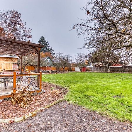 Cozy Coleman St. Cottage Bethel Екстер'єр фото